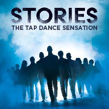 Silhouetten einer Gruppe von Menschen stehen im Nebel, der Titel 'STORIES: The Tap Dance Sensation' ist darüber zu sehen., © links im Bild Silhouetten einer Gruppe von Menschen stehen im Nebel, der Titel 'STORIES: The Tap Dance Sensation' ist darüber zu sehen., © links im Bild