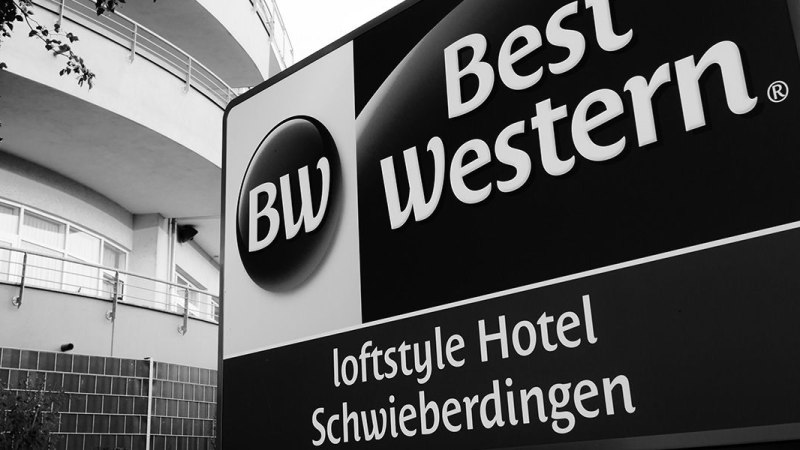 Schwarz-weißes Schild des Best Western loftstyle Hotels Schwieberdingen vor einem modernen Gebäude., © Best Western loftstyle hotel Schwieberdingen