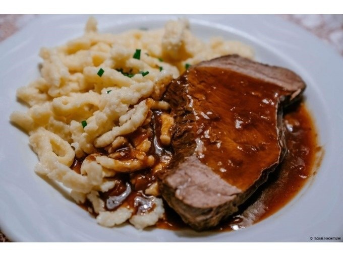 Ein Teller mit Sp&auml;tzle und einem St&uuml;ck Braten in dunkler So&szlig;e, garniert mit Schnittlauch., &copy; Stuttgart Marketing GmbH