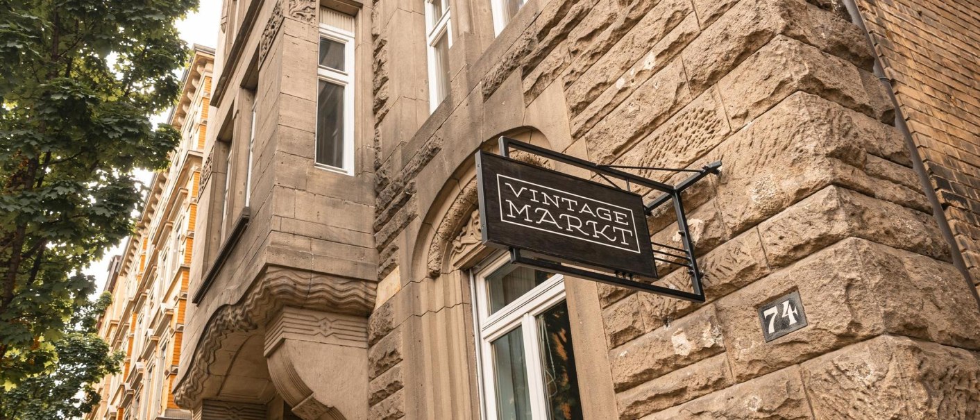 Old building with a 'Vintage Market' sign on the façade. The house number 74 is visible., © SMG Stuttgart Marketing GmbH - Sarah Schmid