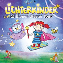 Ein Mädchen im Superheldenkostüm schwebt auf einem Skateboard. Eine Eule und Insekten umgeben sie. Text: Lichterkinder - Live - Millionen Sterne Tour., © links im Bild Ein Mädchen im Superheldenkostüm schwebt auf einem Skateboard. Eine Eule und Insekten umgeben sie. Text: Lichterkinder - Live - Millionen Sterne Tour., © links im Bild