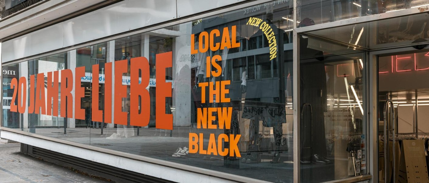 Schaufenster mit den Aufschriften '20 Jahre Liebe' und 'Local is the new black' in großen, auffälligen Buchstaben., © Stuttgart-Marketing GmbH, Sarah Schmid Schaufenster mit den Aufschriften '20 Jahre Liebe' und 'Local is the new black' in großen, auffälligen Buchstaben., © Stuttgart-Marketing GmbH, Sarah Schmid