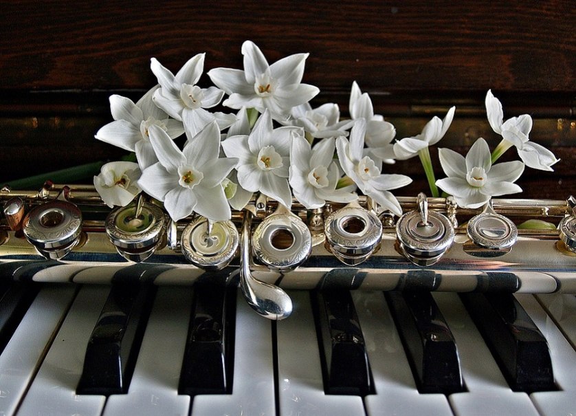 Anrichtung von Klavier, Querflöte und Blumen, © Pixabay Anrichtung von Klavier, Querflöte und Blumen, © Pixabay