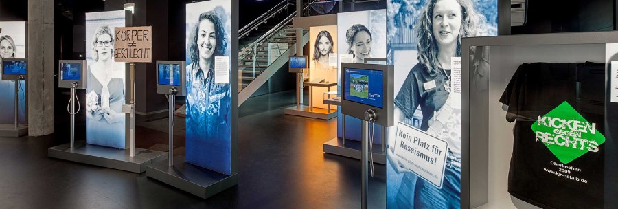 Eine Ausstellung mit gro&szlig;en Fotos, interaktiven Bildschirmen und Schildern zu sozialen Themen wie Rassismus und Geschlechtergleichheit., &copy; Haus der Geschichte Baden-W&uuml;rttemberg, Daniel Stauch Photography