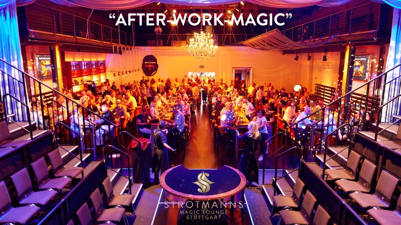 Veranstaltungsraum mit G&auml;sten an Tischen, warm beleuchtet, Kronleuchter und B&uuml;hne. Schriftzug 'AFTER-WORK-MAGIC' und 'STROTMANNS' sichtbar., &copy; Strotmanns Magic Lounge