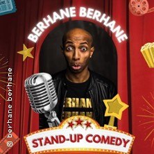 Ein Comedian steht auf einer B&uuml;hne mit Mikrofon, umgeben von roten Vorh&auml;ngen und Sternen. Der Text "Stand-Up Comedy" ist prominent zu sehen., &copy; links im Bild