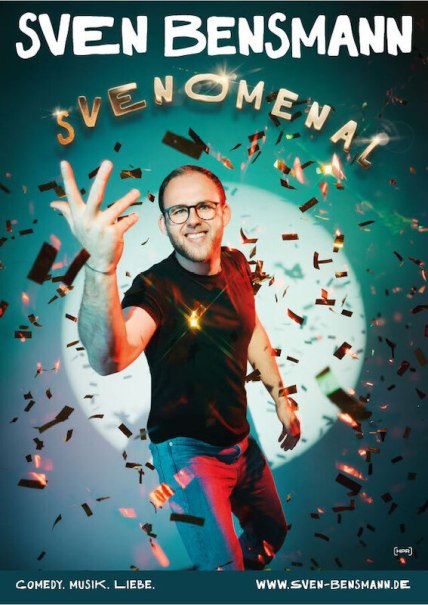 Mann mit Brille und Bart vor Konfetti und dem Schriftzug 'SVENOMENAL'. Er tr&auml;gt ein schwarzes T-Shirt und l&auml;chelt in die Kamera., &copy; Theaterhaus Stuttgart e.V.