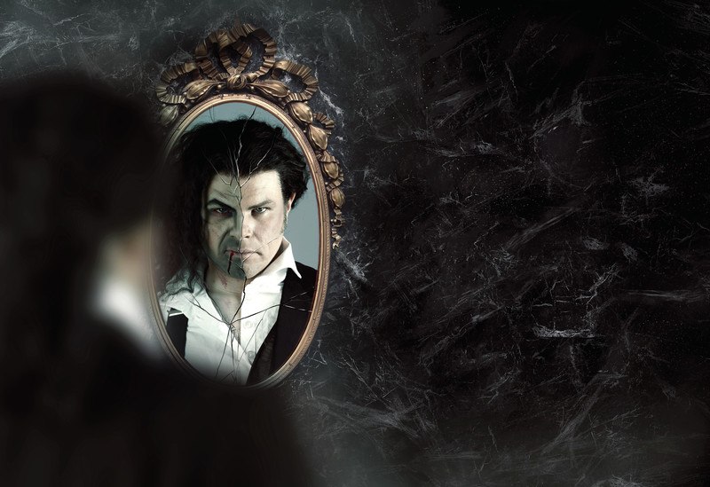 A man looks into a mirror that shows a split face. One half appears normal, the other menacing and distorted., &copy; Gruseldinner GmbH & Co. KG