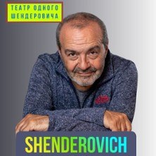 Ein Mann in blauem Pullover lehnt sich auf seine Arme. Oben links kyrillischer Text, unten der Name "Shenderovich" in bunten Buchstaben., © links im Bild