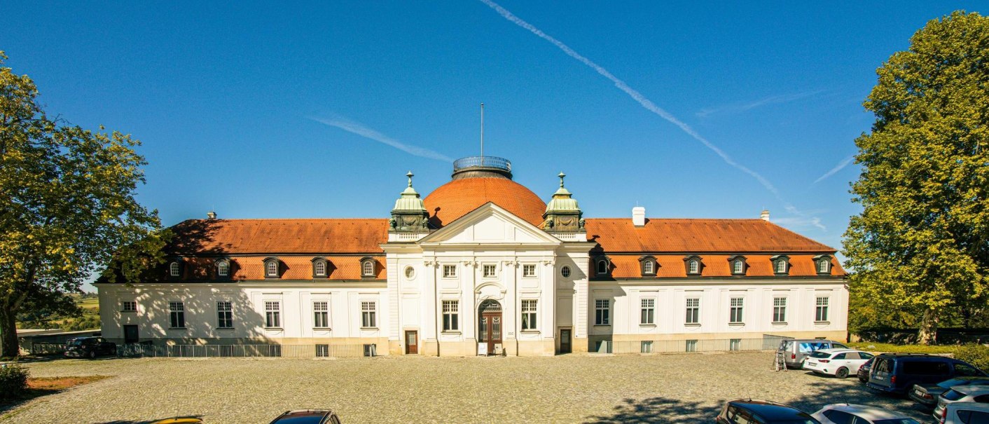 The Schiller Museum in Marbach am Neckar shows off its impressive architecture with a red roof and blue dome. Cars park in front of it, surrounded by trees., &copy; Stuttgart-Marketing GmbH, Sarah Schmid