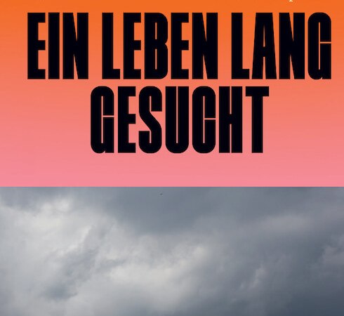 Buchcover von 'Ein Leben lang gesucht' von Kae Tempest. Oben ein orange-rosa Farbverlauf, unten ein st&uuml;rmischer Himmel &uuml;ber dem Meer., &copy; Literaturhaus Stuttgart
