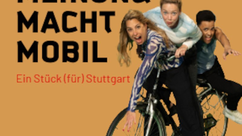 Drei Personen auf einem Fahrrad vor orangefarbenem Hintergrund. Text: 'MEINUNG MACHT MOBIL. Ein St&uuml;ck (f&uuml;r) Stuttgart'., &copy; Renitenztheater Stuttgart e.V.