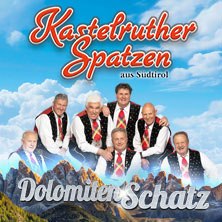 Die Kastelruther Spatzen posieren vor einer Kulisse der Dolomiten. Der Titel 'DolomitenSchatz' ist prominent zu sehen., &copy; links im Bild