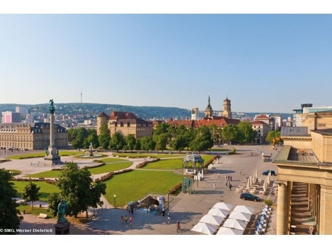 Panoramablick auf den Schlossplatz in Stuttgart, umgeben von historischen Gebäuden und Grünflächen unter klarem Himmel., © Stuttgart Marketing GmbH Panoramablick auf den Schlossplatz in Stuttgart, umgeben von historischen Gebäuden und Grünflächen unter klarem Himmel., © Stuttgart Marketing GmbH