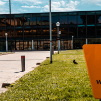 Der Landtag von Baden-Württemberg mit moderner Glasfassade und einem gelben Schild im Vordergrund. Im Hintergrund ist der Fernsehturm zu sehen., © Stuttgart-Marketing GmbH, Sarah Schmid Der Landtag von Baden-Württemberg mit moderner Glasfassade und einem gelben Schild im Vordergrund. Im Hintergrund ist der Fernsehturm zu sehen., © Stuttgart-Marketing GmbH, Sarah Schmid
