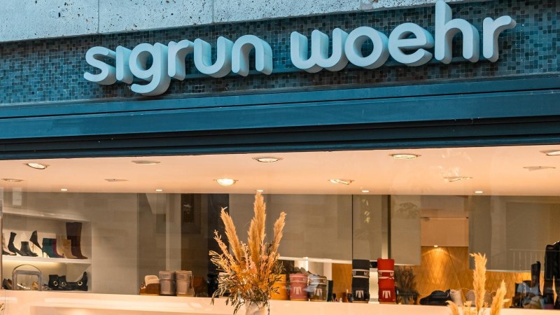 Schaufenster eines Gesch&auml;fts mit dem Namen Sigrun Woehr. Im Inneren sind Schuhe und Accessoires ausgestellt., &copy; Stuttgart Marketing GmbH, Sarah Schmid