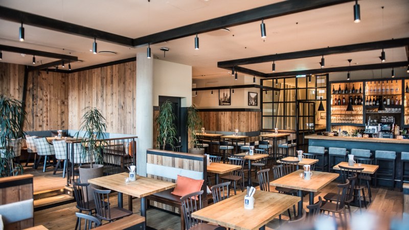 Modern brewery with wooden furniture, bar and plants. Cozy atmosphere with wooden walls and stylish lighting., &copy; Andreas Engelhard - Engelhard Photography