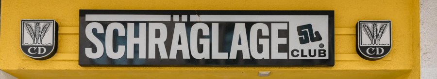 Entrance to the Schr&auml;glage Club with yellow fa&ccedil;ade and black sign. CD logos with ears of corn are depicted on the left and right., &copy; Stuttgart Marketing GmbH, Sarah Schmid