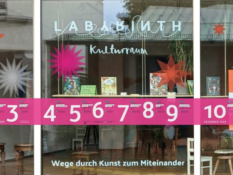 Fenster des Kulturzentrums LABYRINTH mit Adventskalender und Büchern. Bunte Sterne und Zahlen von 3 bis 10 sind sichtbar., © Caroline Abele (Fotomontage) Fenster des Kulturzentrums LABYRINTH mit Adventskalender und Büchern. Bunte Sterne und Zahlen von 3 bis 10 sind sichtbar., © Caroline Abele (Fotomontage)