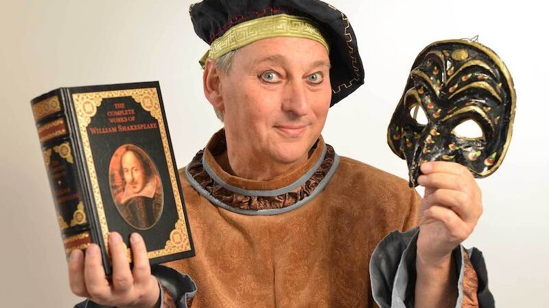 Eine Person in historischer Kleidung hält ein Buch von Shakespeare und eine dekorative Maske in den Händen., © Theaterhaus Stuttgart e.V. Eine Person in historischer Kleidung hält ein Buch von Shakespeare und eine dekorative Maske in den Händen., © Theaterhaus Stuttgart e.V.