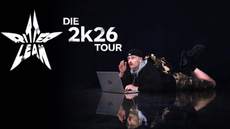 Ein Mann in Tarnshorts und Kapuzenpullover liegt auf dem Boden und schaut auf einen Laptop. Links ist das Logo von Ritter Lean und der Text 'DIE 2K26 TOUR'., © links im Bild Ein Mann in Tarnshorts und Kapuzenpullover liegt auf dem Boden und schaut auf einen Laptop. Links ist das Logo von Ritter Lean und der Text 'DIE 2K26 TOUR'., © links im Bild