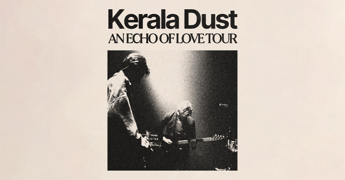 Zwei Musiker von Kerala Dust auf der B&uuml;hne, in Schwarz-Wei&szlig; gehalten. Der Titel "An Echo of Love Tour" ist oben abgebildet., &copy; links im Bild