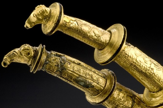 Zwei reich verzierte goldene Artefakte mit Tierköpfen, vermutlich keltischen Ursprungs, auf schwarzem Hintergrund., © Landesmuseum Württemberg