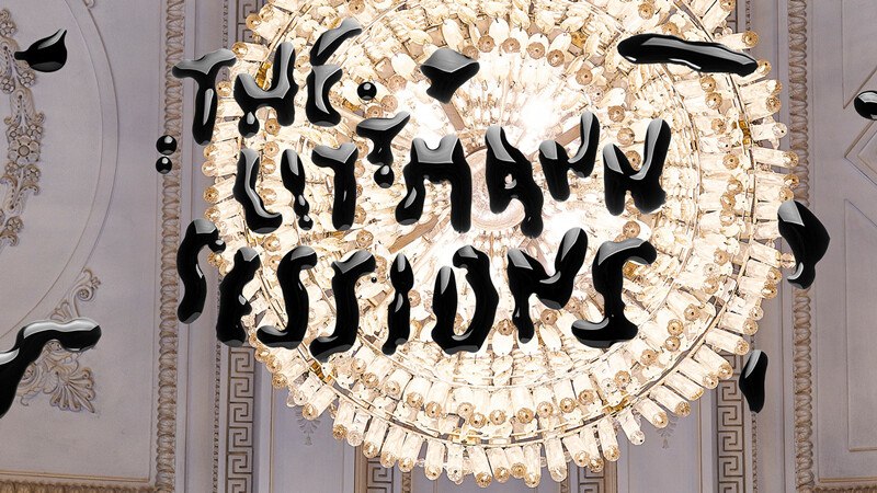 Ein prächtiger Kronleuchter mit dem schwarzen Text 'The Littmann Sessions' darüber. Elegantes, dekoratives Ambiente., © Württembergische Staatstheater Stuttgart Ein prächtiger Kronleuchter mit dem schwarzen Text 'The Littmann Sessions' darüber. Elegantes, dekoratives Ambiente., © Württembergische Staatstheater Stuttgart