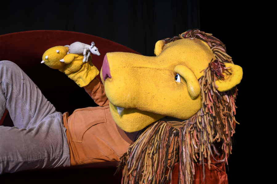 Eine Maus mit Mut am L&ouml;wenherz., &copy; Karen Fuchs