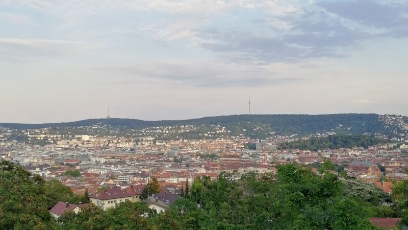 Blick über eine Stadt mit einem Fernsehturm in der Ferne, umgeben von Hügeln und bewaldeten Flächen im Vordergrund., © SMG Blick über eine Stadt mit einem Fernsehturm in der Ferne, umgeben von Hügeln und bewaldeten Flächen im Vordergrund., © SMG