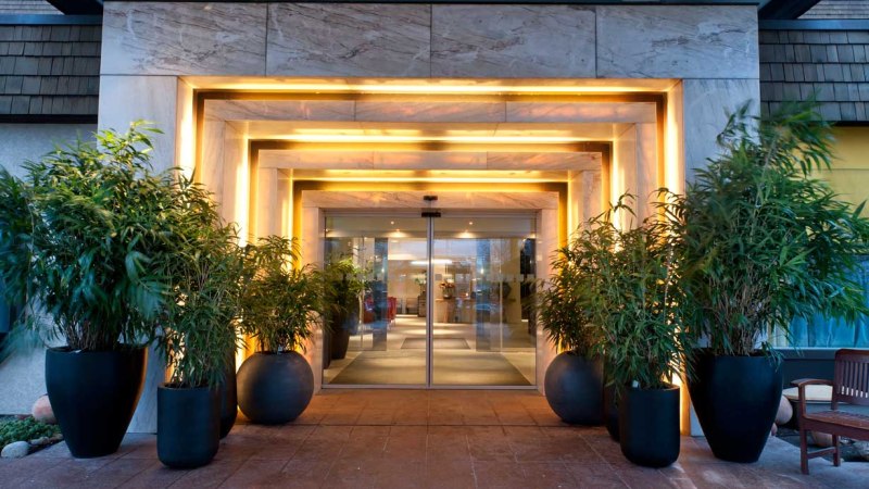 Der Eingang des Wyndham Stuttgart Airport Messe Hotels ist modern gestaltet, mit großen Pflanzen und stilvoller Beleuchtung., © Wyndham Stuttgart Airport Messe Der Eingang des Wyndham Stuttgart Airport Messe Hotels ist modern gestaltet, mit großen Pflanzen und stilvoller Beleuchtung., © Wyndham Stuttgart Airport Messe