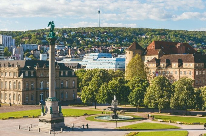 Der Schlossplatz in Stuttgart mit einer S&auml;ule und einem Brunnen im Vordergrund. Im Hintergrund ist der Fernsehturm zu sehen., &copy; Schlienz-Tours GmbH &amp; Co.KG