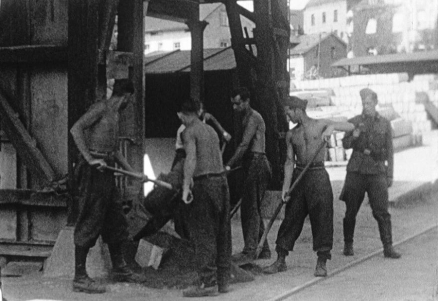 Kriegsgefangene des Gaisburglagers arbeiten f&uuml;r das Tiefbauamt, &copy; StAS 9510 Kriegschronik, Film 24/2