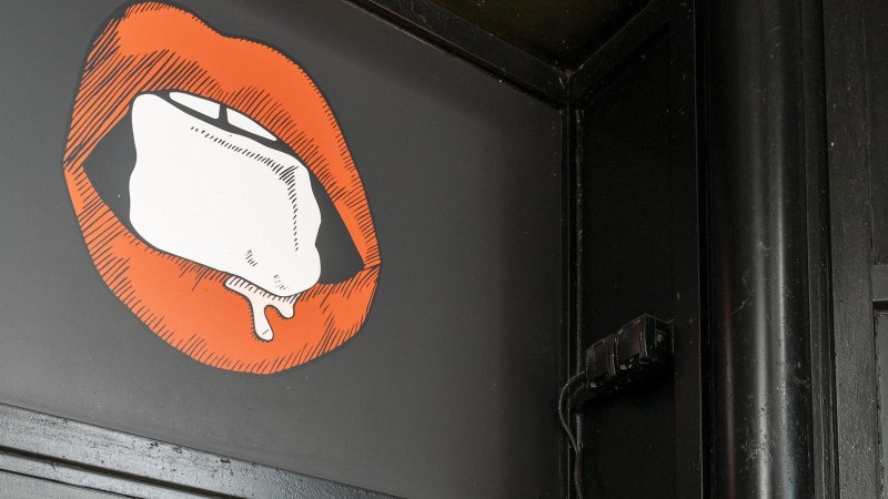 Illustration of red lips with an ice cube on a black background. The surroundings are dark and industrial., &copy; Stuttgart Marketing GmbH, Sarah Schmid