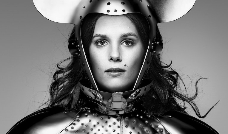 Person in einer gl&auml;nzenden, metallischen R&uuml;stung mit gro&szlig;en, runden Ohren auf dem Helm, in Schwarz-Wei&szlig; gehalten., &copy; Music Circus Concertb&uuml;ro GmbH &CoKG