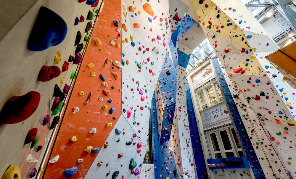 Colorful climbing holds on high walls in the Cityrock climbing hall. The walls are designed in different colors and offer a variety of routes., &copy; Kletterhalle Cityrock