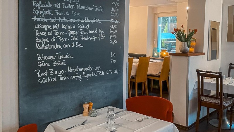 Restaurant with a set menu and laid tables. Candles and flowers create a cozy atmosphere., &copy; Little Italy, Stuttgart