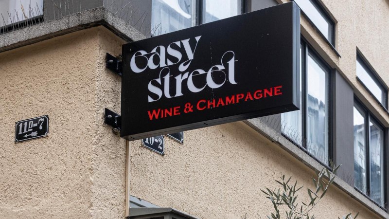 Ein Schild mit der Aufschrift 'easy street Wine & Champagne' h&auml;ngt an einer Geb&auml;udewand. Darunter ist eine Hausnummer zu sehen., &copy; Stuttgart-Marketing GmbH, Sarah Schmid