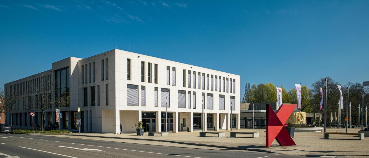 A modern building in Kornwestheim with large windows and a red "K" symbol in the foreground. Clean lines and a blue sky in the background., © SMG Stuttgart Marketing GmbH - Sarah Schmid A modern building in Kornwestheim with large windows and a red "K" symbol in the foreground. Clean lines and a blue sky in the background., © SMG Stuttgart Marketing GmbH - Sarah Schmid