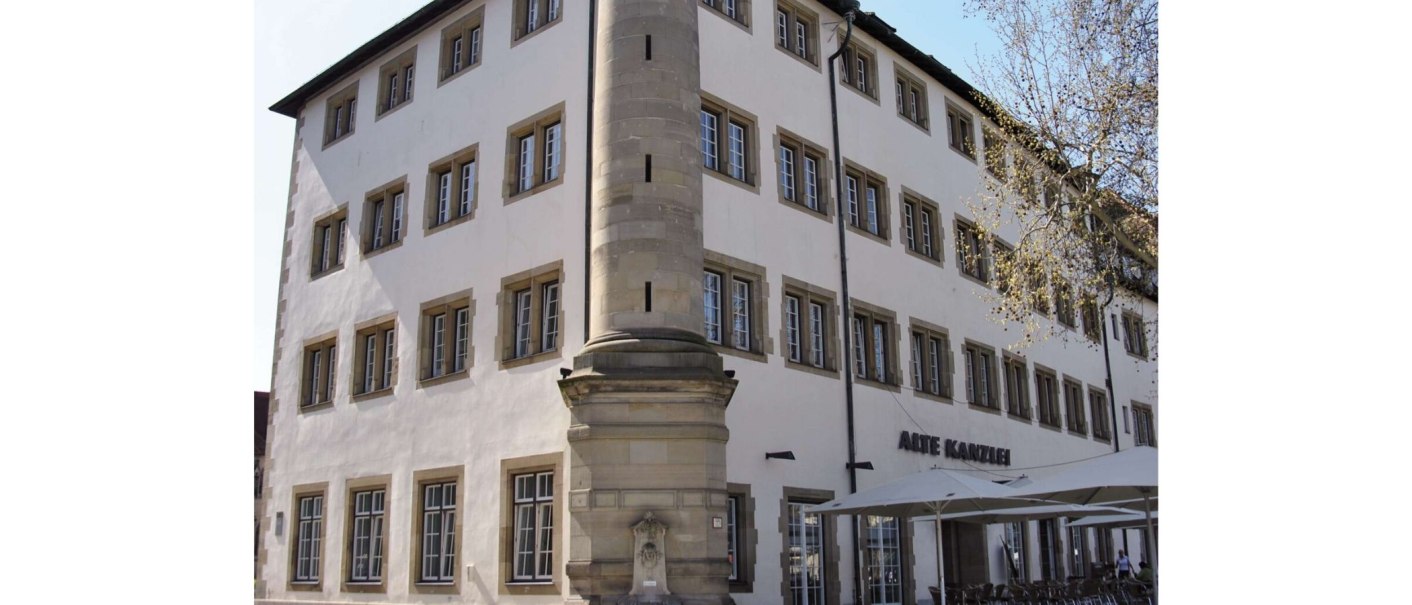 The Alte Kanzlei in Stuttgart, a historic building with many windows, a striking corner pillar and an outdoor area with parasols., © Stuttgart-Marketing GmbH The Alte Kanzlei in Stuttgart, a historic building with many windows, a striking corner pillar and an outdoor area with parasols., © Stuttgart-Marketing GmbH