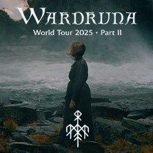 Person in traditioneller Kleidung vor stürmischem Fluss, umgeben von Felsen. Text: Wardruna World Tour 2025 Part II., © links im Bild