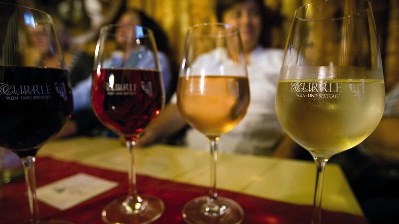 Vier Weingl&auml;ser mit unterschiedlichen Weinsorten stehen auf einem Tisch. Im Hintergrund sind unscharf Personen zu erkennen., &copy; Stuttgart-Marketing GmbH