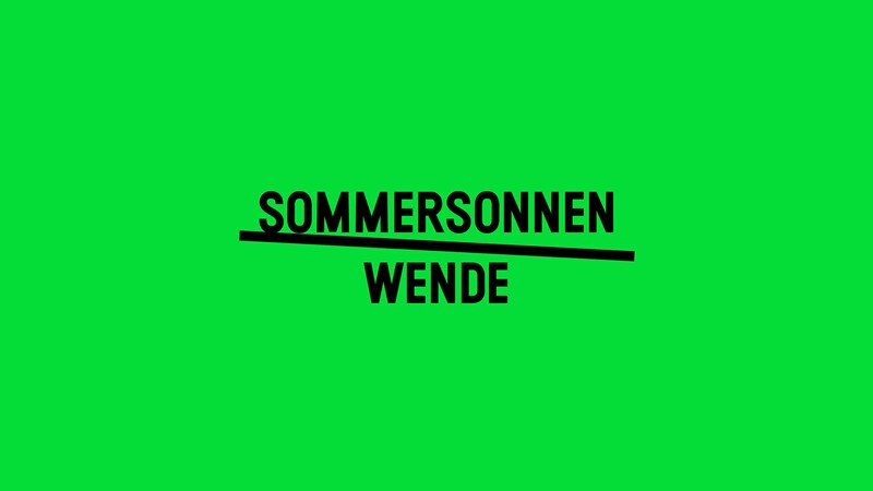 Grüner Hintergrund, schwarzer Text 'Sommersonnenwende', 'Sommersonnen' unterstrichen., © Württembergische Staatstheater Stuttgart Grüner Hintergrund, schwarzer Text 'Sommersonnenwende', 'Sommersonnen' unterstrichen., © Württembergische Staatstheater Stuttgart