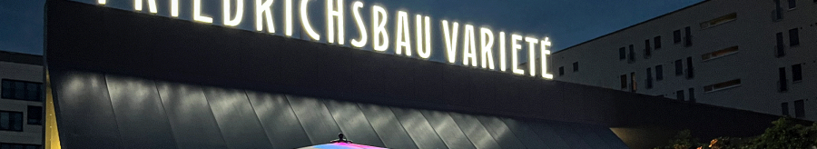 Abendliche Szene vor dem Friedrichsbau Varieté mit beleuchteten Sonnenschirmen und Menschen, die sich unterhalten und entspannen., © Friedrichsbau Varieté