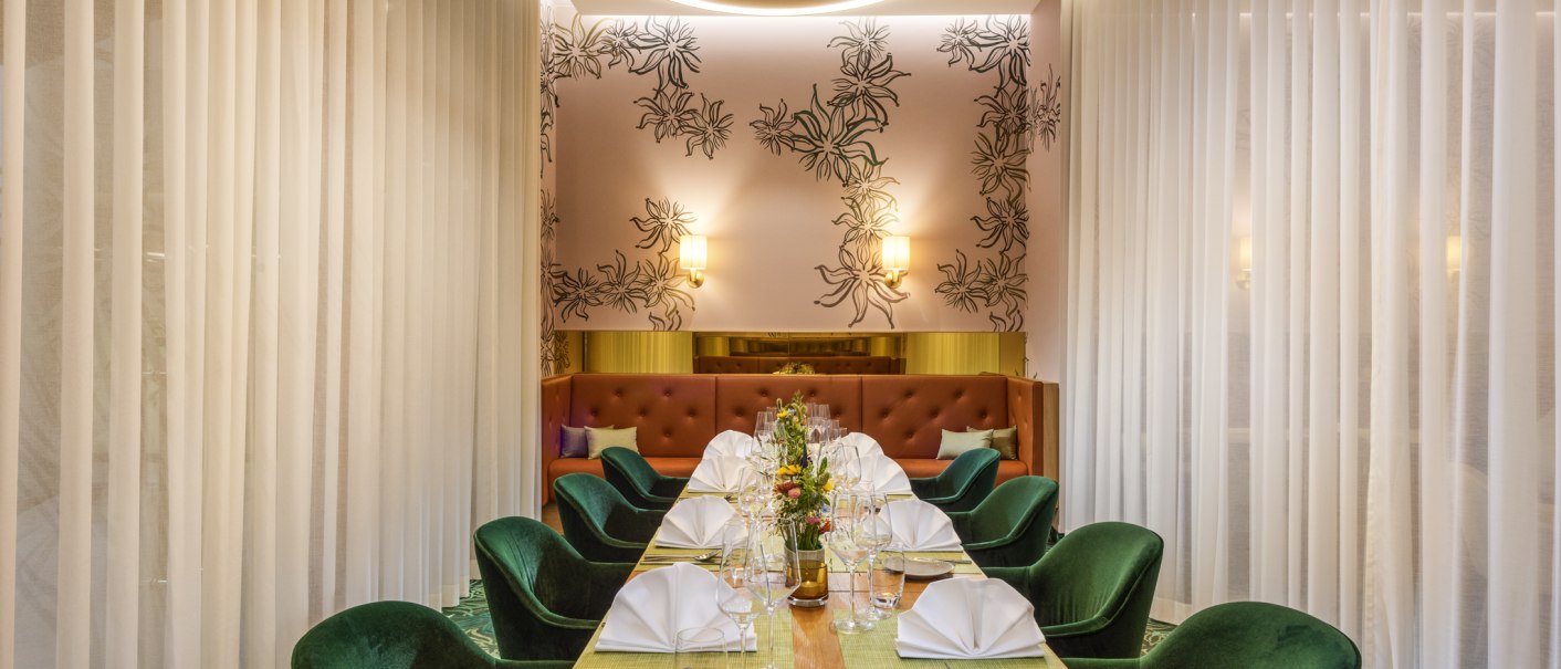 Eleganter privater Speiseraum mit grünem Teppich, grünen Stühlen und dekorativem Tisch. Moderne Beleuchtung und florale Wandmuster., © Mövenpick Hotel Stuttgart Messe & Congress