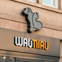 Fassade eines Gesch&auml;fts mit dem Logo und Schriftzug 'WauMiau'. Ein Hund und eine Katze sind als Silhouette dargestellt., &copy; Stuttgart-Marketing GmbH, Sarah Schmid