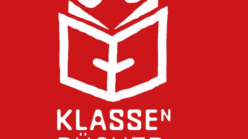 Ein stilisiertes Buch mit einer Brille dar&uuml;ber auf rotem Hintergrund. Darunter steht in wei&szlig;er Schrift 'KLASSEN B&Uuml;CHER'., &copy; Literaturhaus