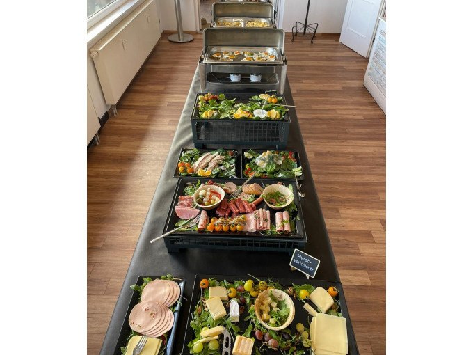 Ein reichhaltiges Buffet mit verschiedenen kalten und warmen Speisen auf einem langen Tisch, ideal für einen Winter-Brunch., © Cool-Tours StattReisen Ein reichhaltiges Buffet mit verschiedenen kalten und warmen Speisen auf einem langen Tisch, ideal für einen Winter-Brunch., © Cool-Tours StattReisen