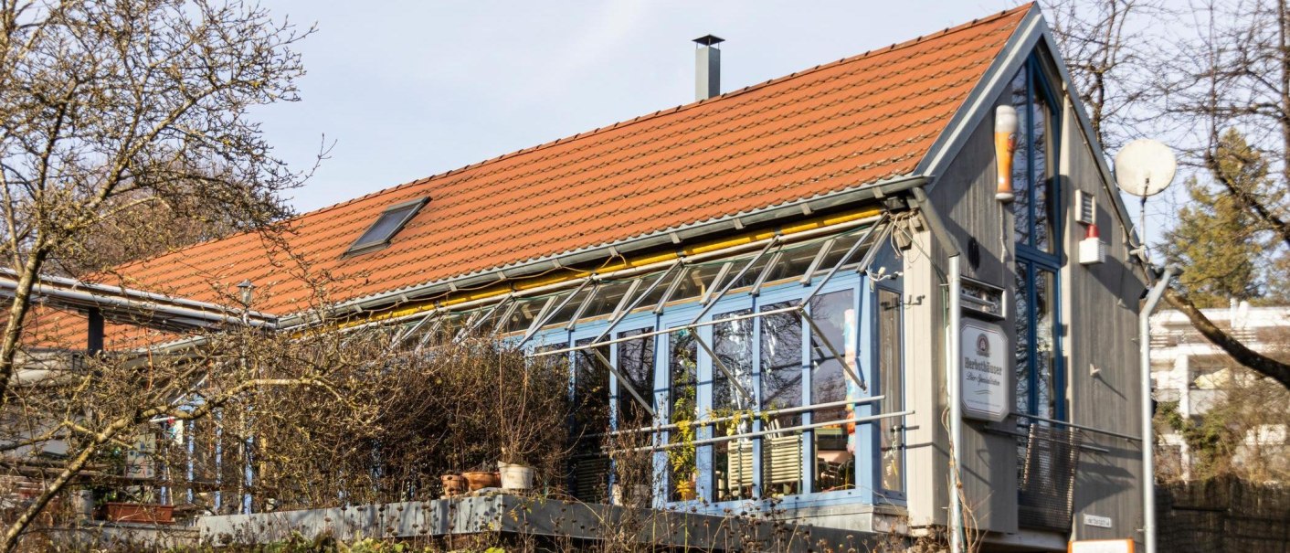 Modern house with a red tiled roof and large glass windows, surrounded by bare trees and a garden., &copy; Stuttgart-Marketing GmbH, Sarah Schmid