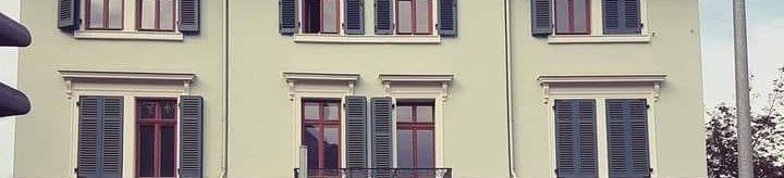 Dreistöckiges Gebäude mit 'Schlampazius'-Schriftzug, bunten Luftballons und Menschen vor dem Eingang. Historische Architektur mit roten Fensterrahmen., © Mora Fütterer Dreistöckiges Gebäude mit 'Schlampazius'-Schriftzug, bunten Luftballons und Menschen vor dem Eingang. Historische Architektur mit roten Fensterrahmen., © Mora Fütterer